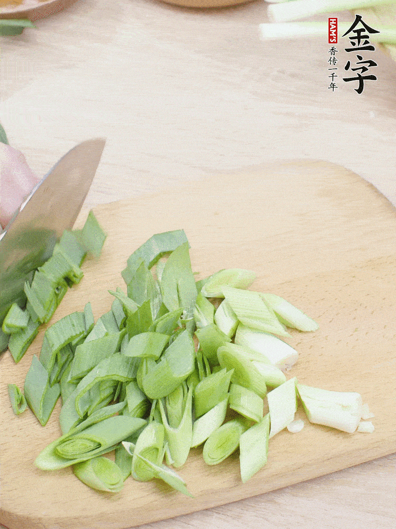 青蒜切段。（蒜白可以拍一下，再斜著切）