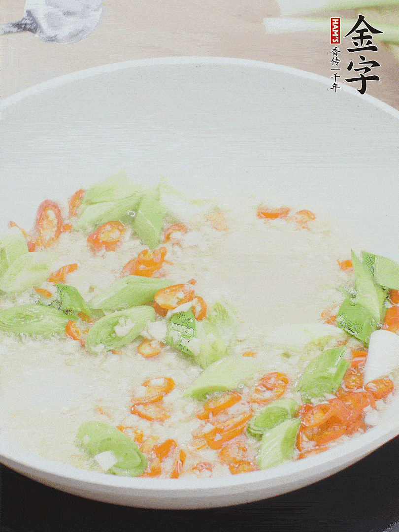 油5成熱時(shí)，下蒜末、辣椒、蒜白煸炒。