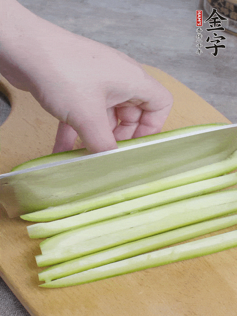 西葫蘆對半切，去瓤切條。