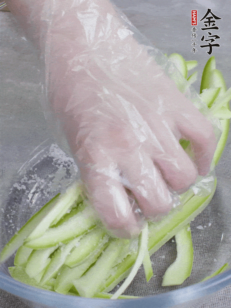 加鹽腌制15分鐘，清洗后擠干水份。