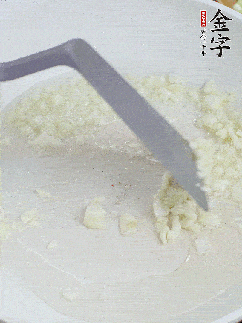 冷鍋熱油，下大蒜煎至兩面微黃。