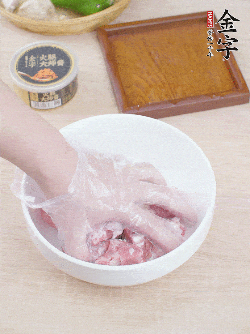 豬小排，加1勺料酒、1勺蠔油、1/3勺白胡椒粉、淀粉，抓拌均勻腌漬30分鐘。青椒去蒂去籽切塊。洋蔥去皮切塊。