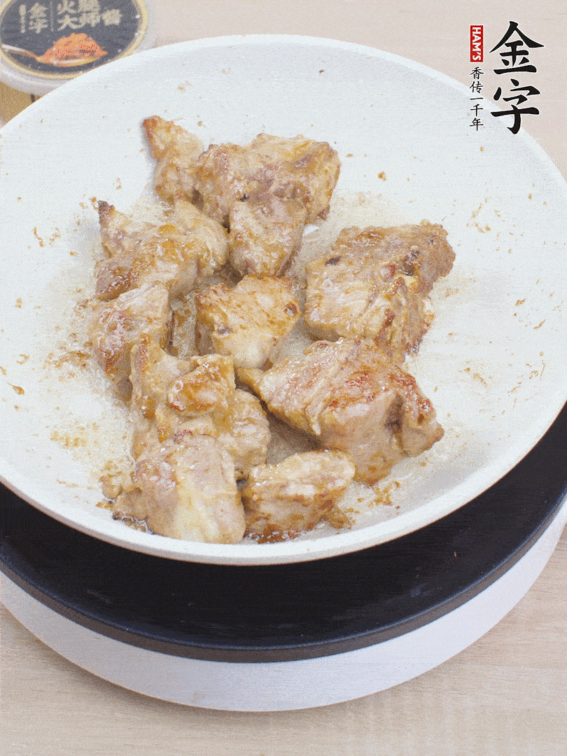 油4成熱，下小排煎炒至邊緣微微發(fā)焦。
