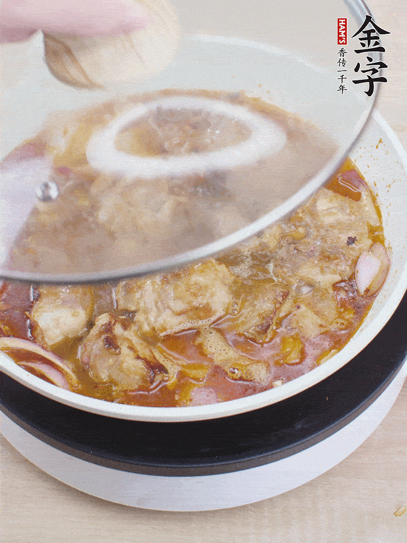 下小排翻炒，加1勺生抽、1點(diǎn)白砂糖和少許水燜2分鐘。