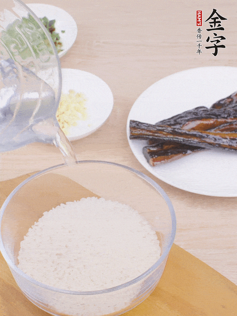 大米提前用清水浸泡1小時(shí)。