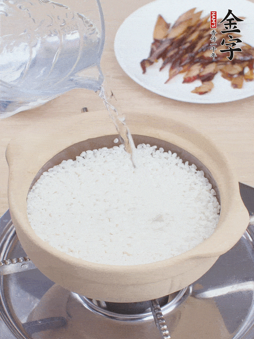 砂鍋涂抹植物油，放大米，開(kāi)水沒(méi)過(guò)米1.5cm左右，蓋蓋中火煮7分鐘。