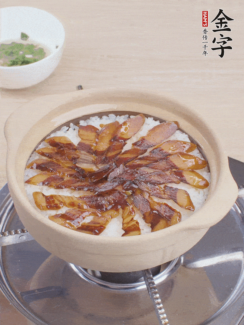 快收水時(shí)，鋪醬油肉，鍋邊淋點(diǎn)油，轉(zhuǎn)動(dòng)砂鍋，燜煮2分鐘。