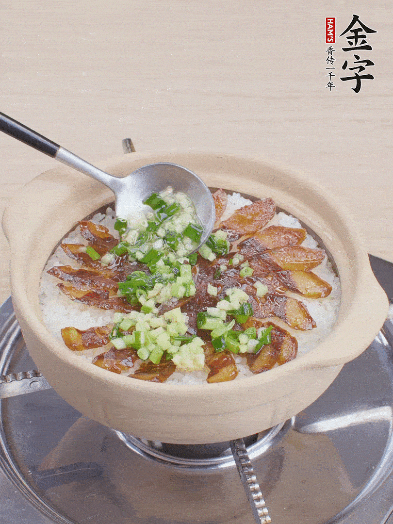 倒蔥姜醬再燜1分鐘。（也可以淋點(diǎn)生抽）