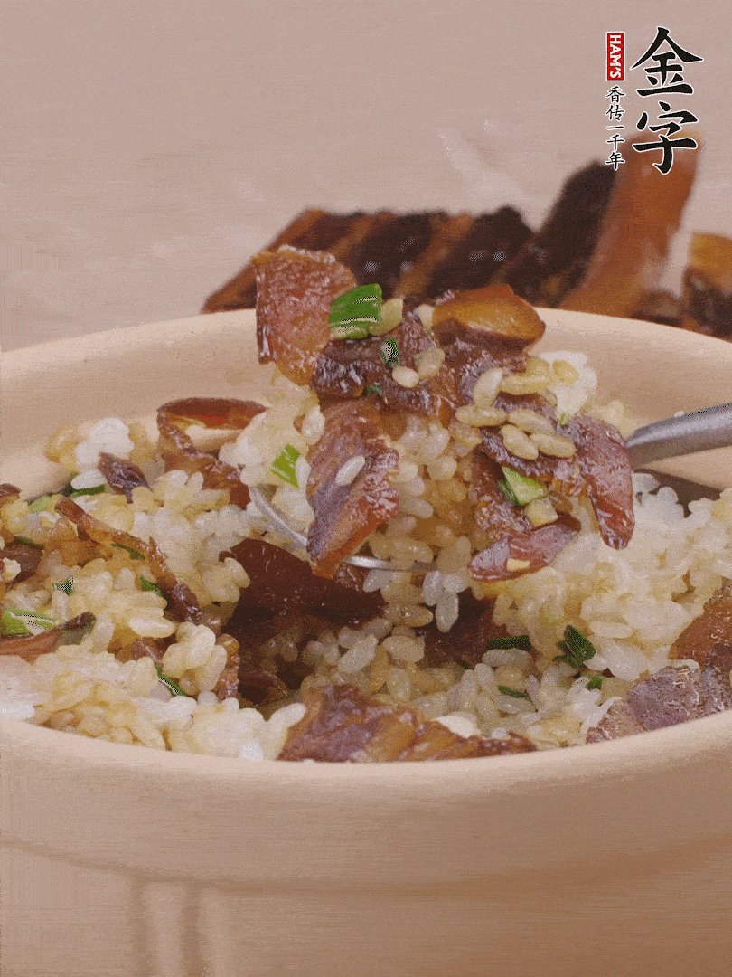揭蓋后撒點(diǎn)蔥花裝飾，趁熱拌勻。