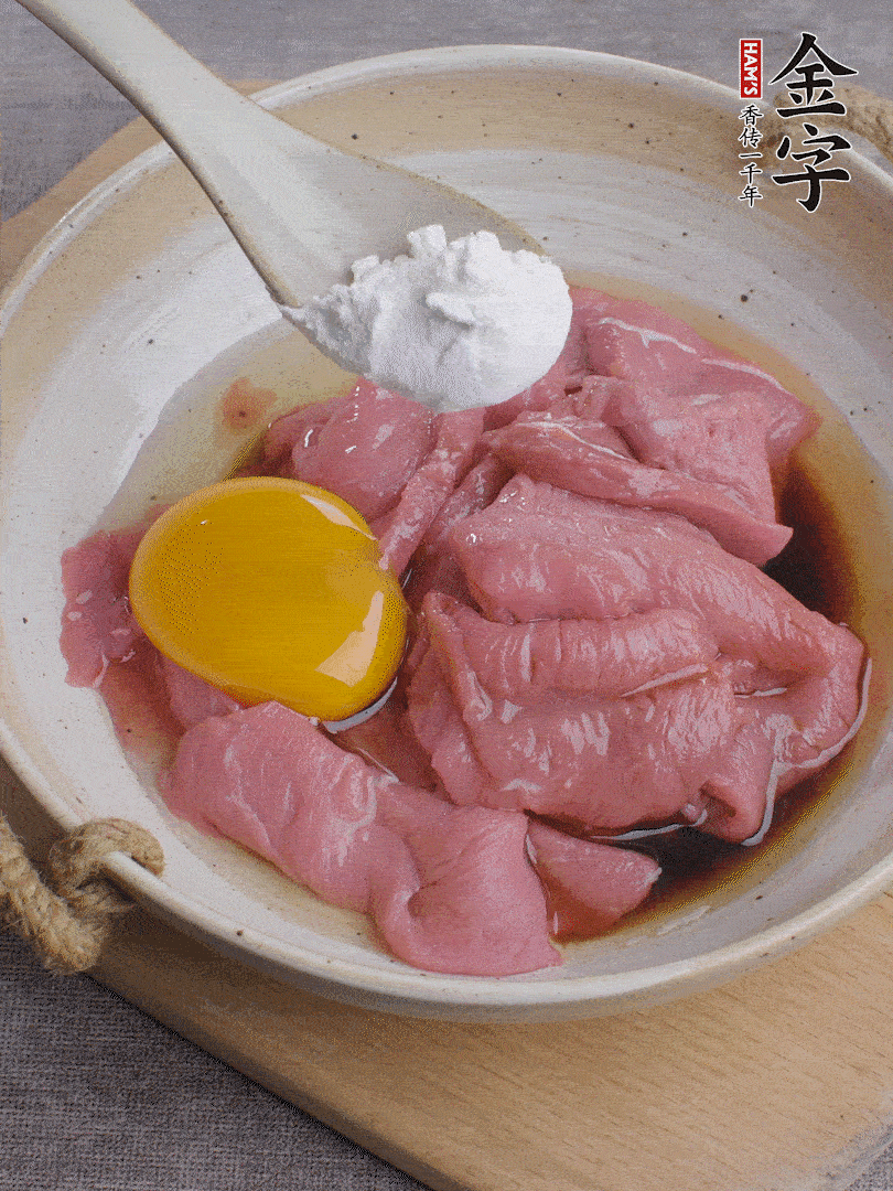 牛肉切片，雞蛋1個、水2勺、料酒1/2勺、生抽1/2勺、生粉1勺腌15分鐘。