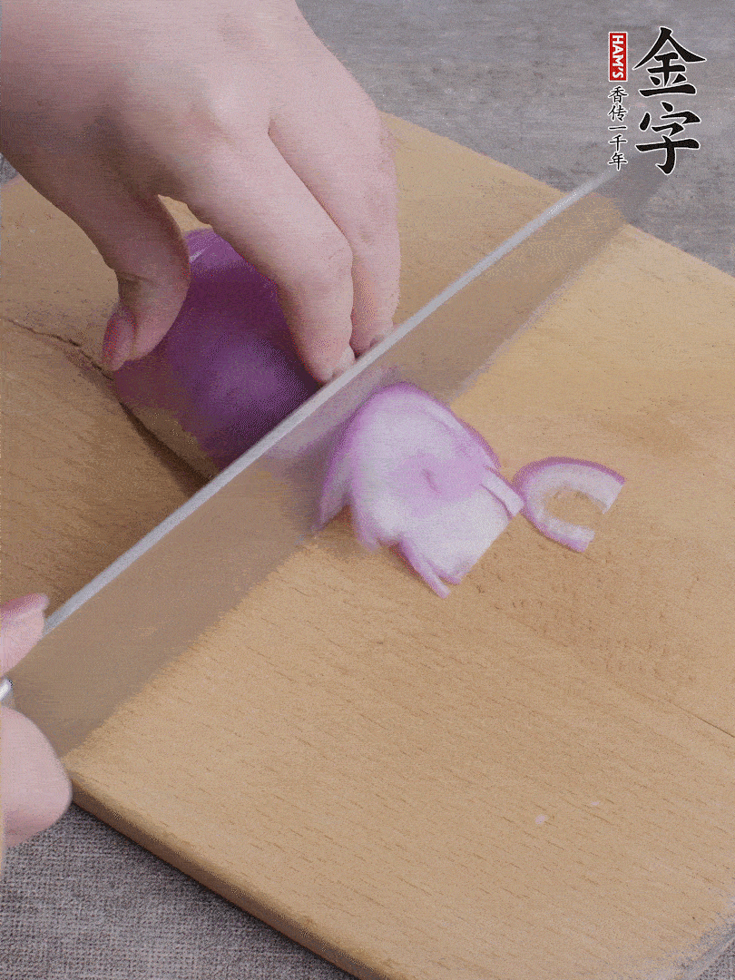 洋蔥切絲、蔥切段。
