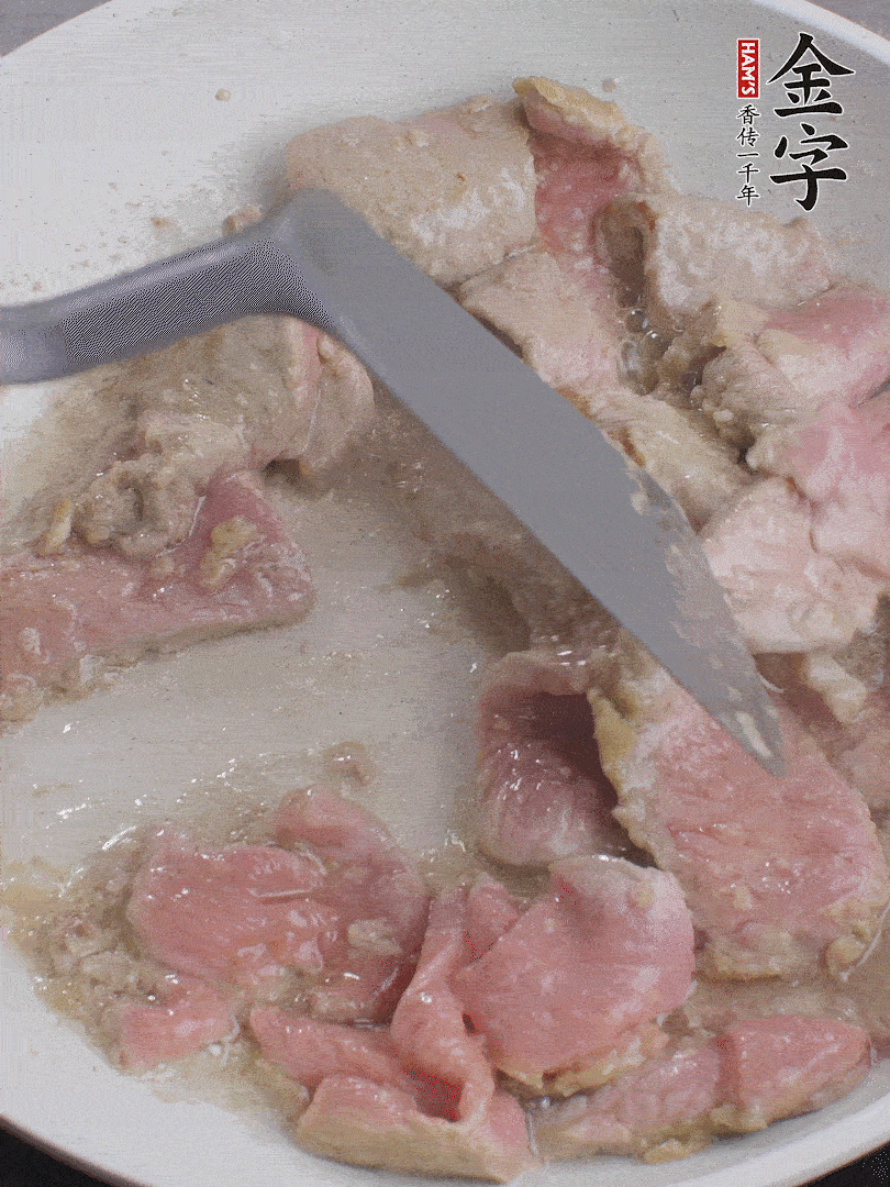 鍋中少油，下牛肉炒至變色。（盛出來）