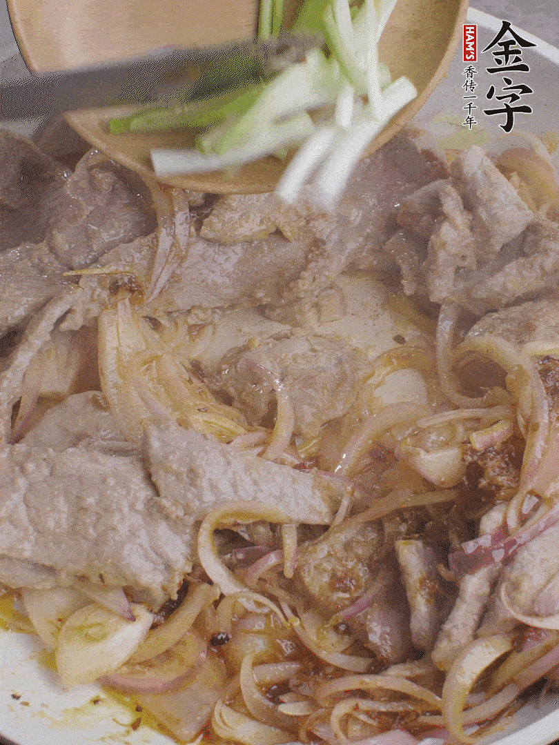 下牛肉、蔥段快炒。