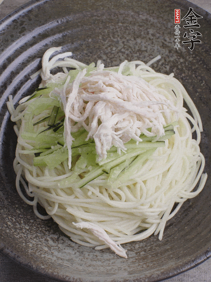 堿水面（熟）倒入大碗中，鋪上黃瓜絲、雞絲。