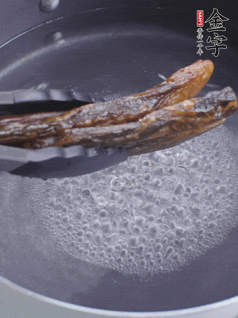 金字醬油肉水煮15分鐘，切薄片。