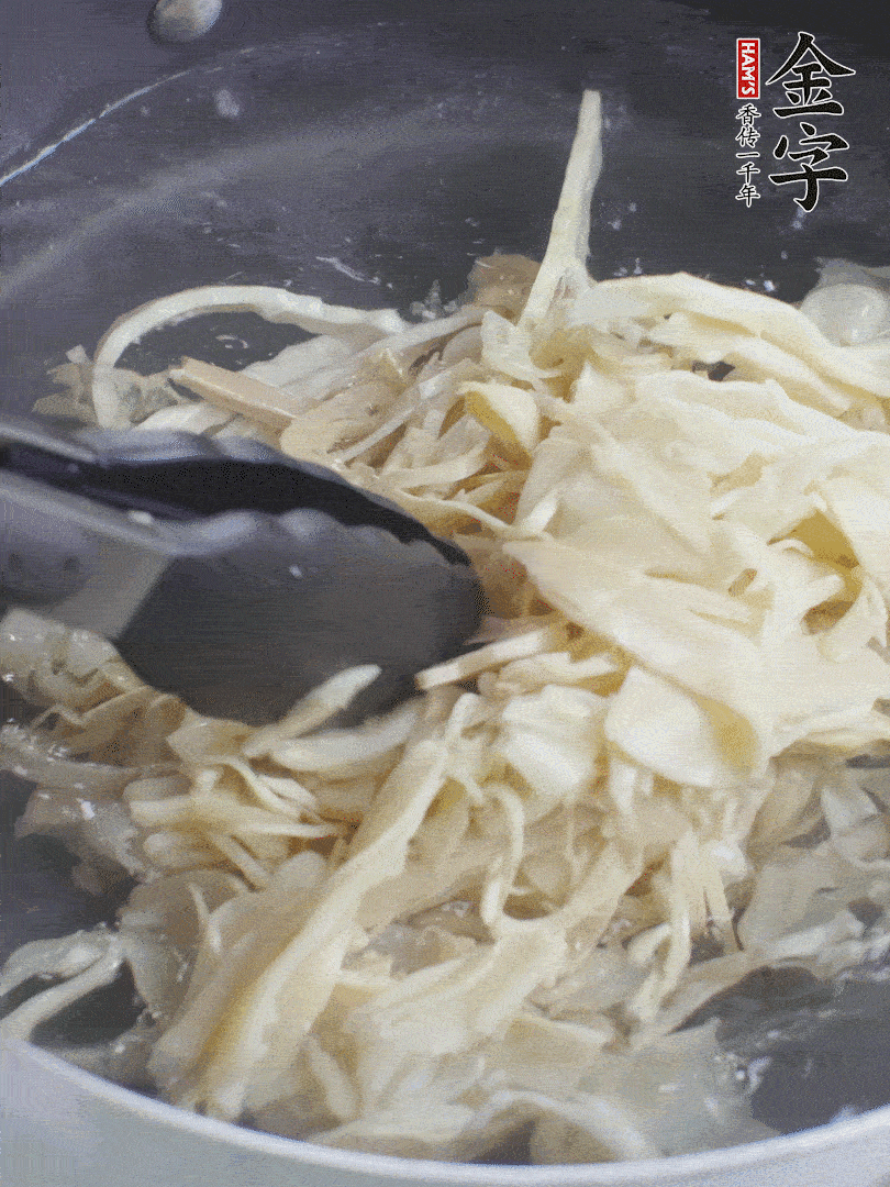 糯米筍焯水1分鐘，過涼水，擠干水份。
