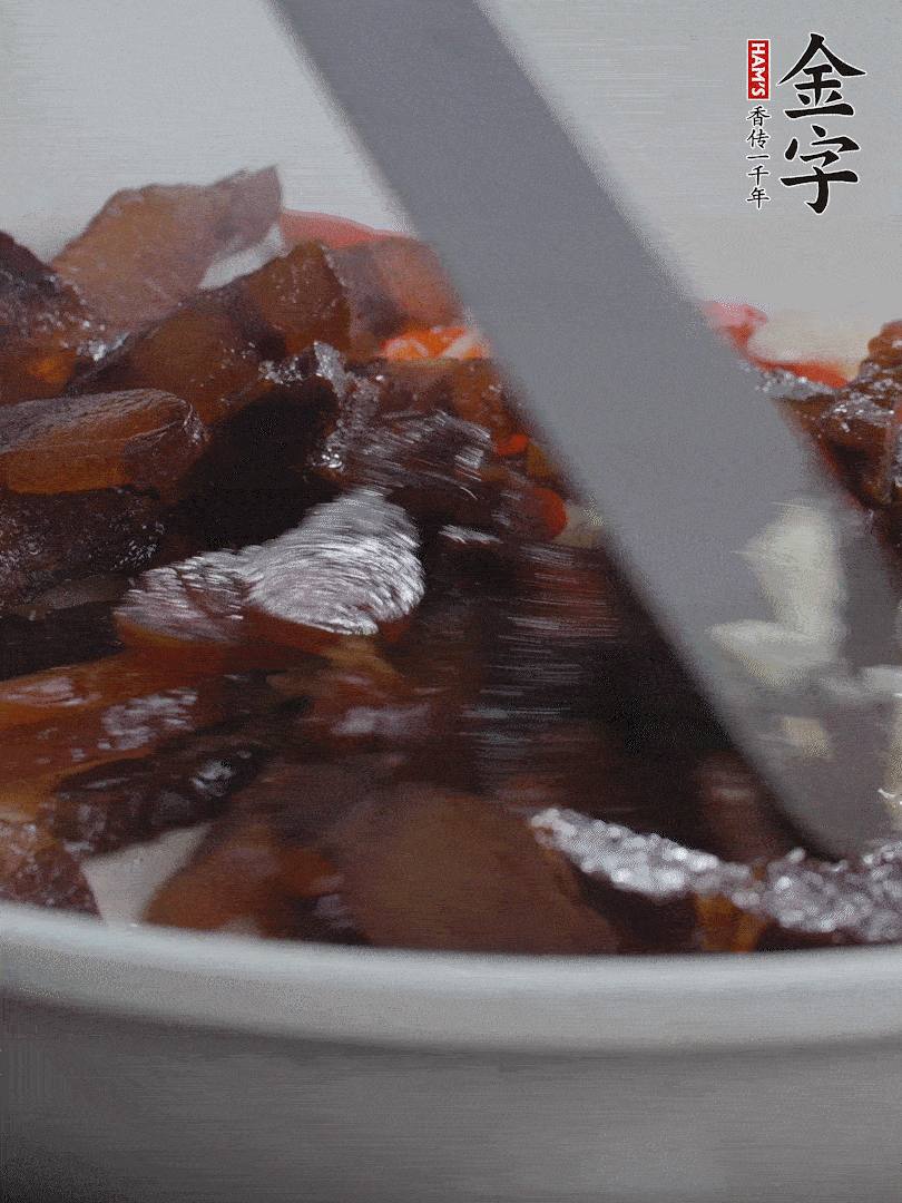 下醬油肉，煸出油脂。