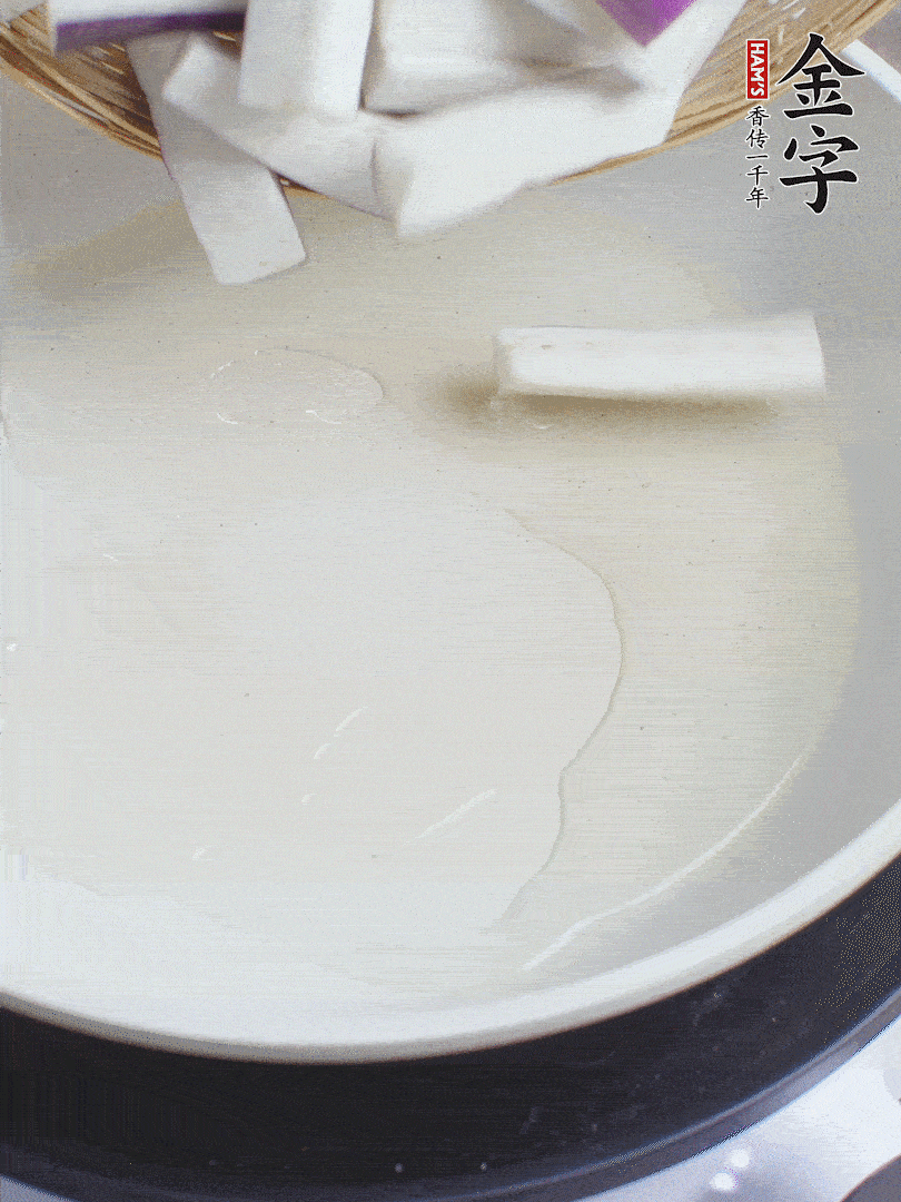 杭茄洗凈去蒂，縱向剖成4份，切成長10cm左右的段。白洋蔥切絲?？谀⑾磧羧サ舯?。紅椒切菱形片。