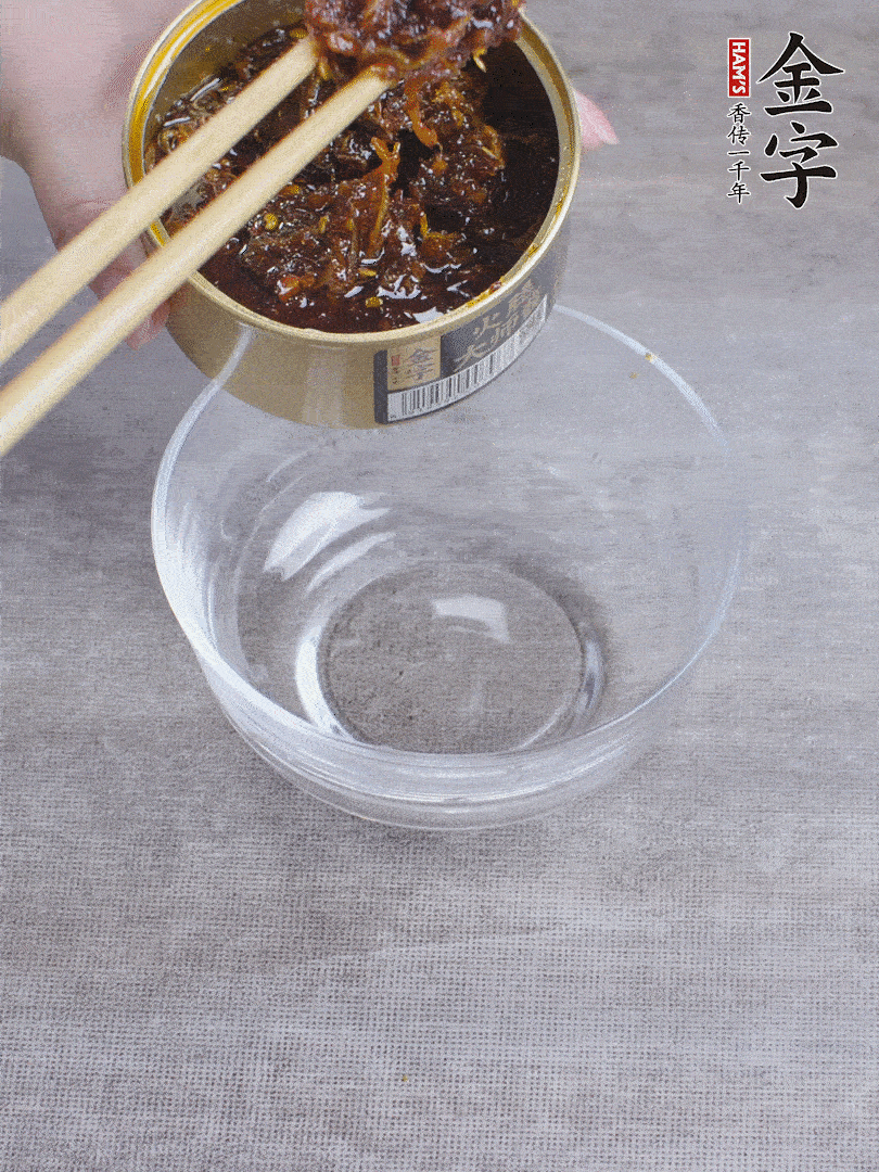 金字火腿大師醬2勺、醬油1勺、白砂糖1/2勺調(diào)勻。