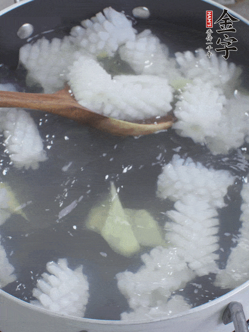 魷魚解凍后，加姜片、料酒汆燙30秒。