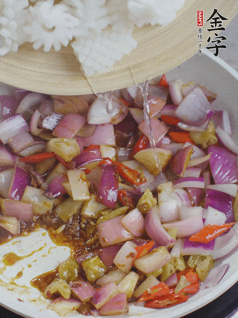 下魷魚花，2勺料酒炒勻。