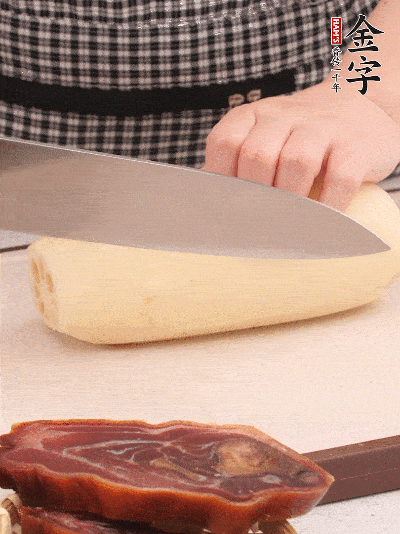 蓮藕削皮切塊。