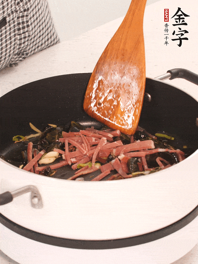 加入火腿煸炒一會(huì)，倒入開水燉煮15分鐘。