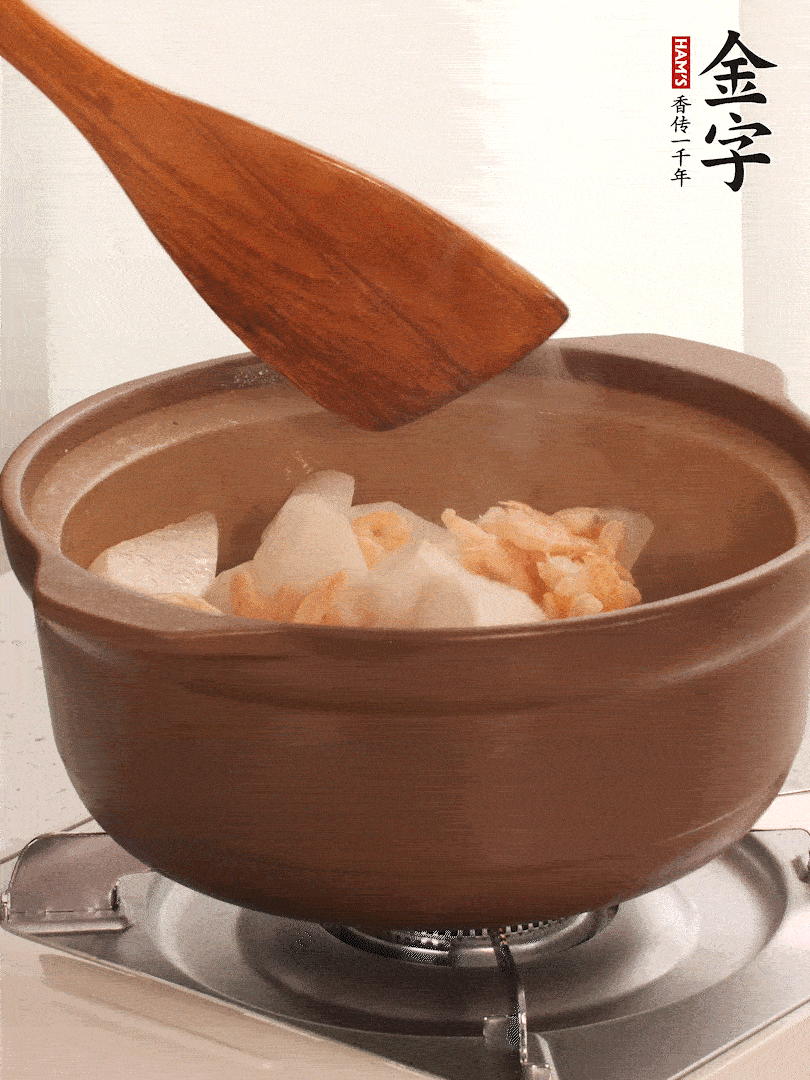 放白蘿卜、海米煸炒1-2分鐘，白蘿卜一定要先炒過再燉湯，香味更足。