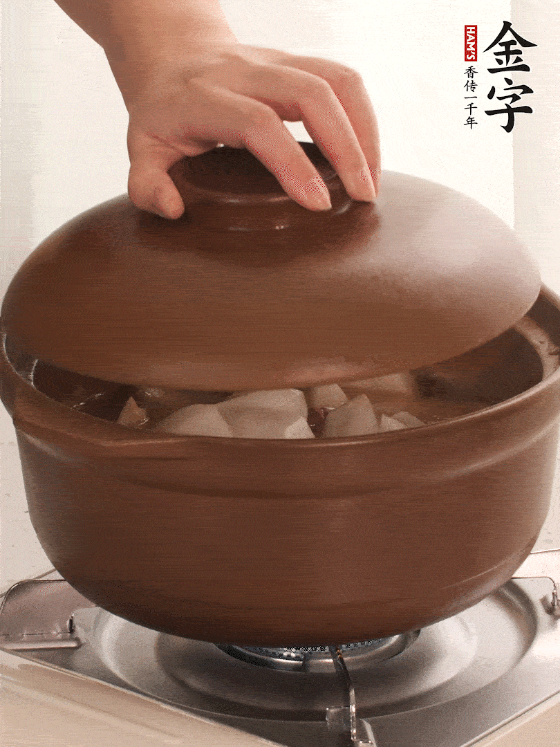 倒沒過食材的熱水，大火燒開。蓋上蓋子轉(zhuǎn)中小火，燉15-20分鐘。等蘿卜煮到喜歡的軟爛度就可以關(guān)火。