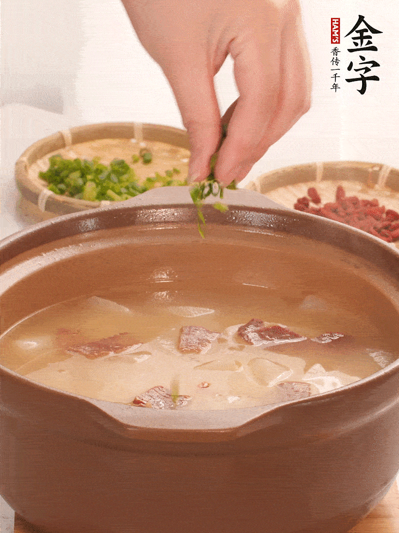 最后點綴點小蔥花、枸杞，增色提味。