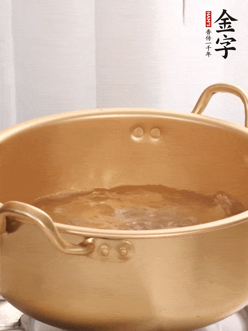 排骨加姜片、料酒，冷水下鍋焯水，撇去浮沫。