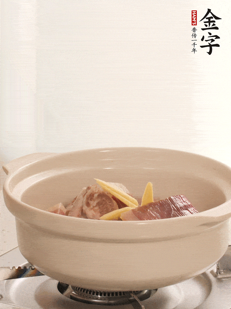 湯鍋放入排骨、火腿、姜，加適量水。煮開后轉(zhuǎn)小火燉40分鐘。
