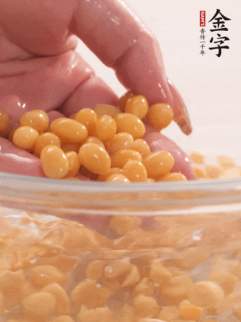 黃豆浸泡2小時，充分泡發(fā)，挑出干癟的不要。