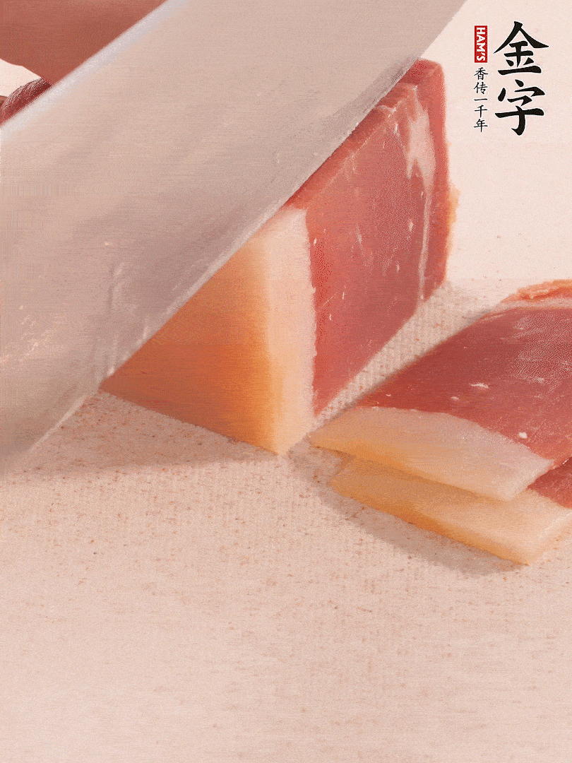金字火腿切片，溫水浸泡5分鐘。