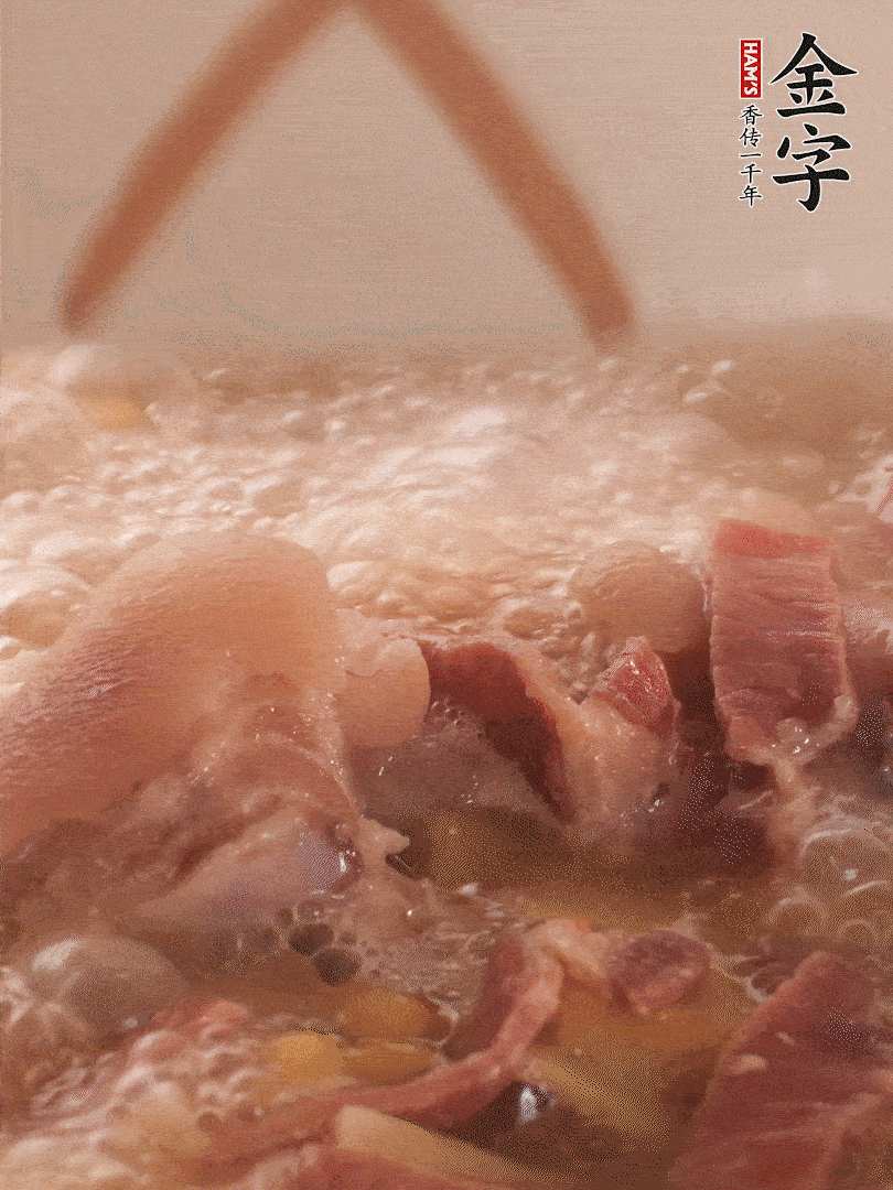 大火將水煮開后，蓋上鍋蓋，轉(zhuǎn)小火慢燉1個半小時。