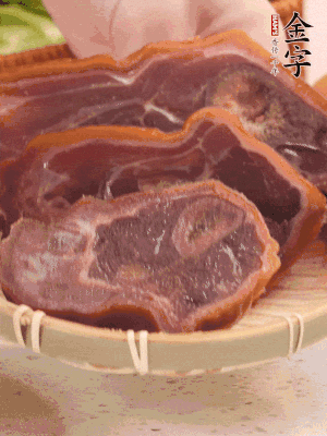 金字火腿蹄片溫水泡10分鐘。