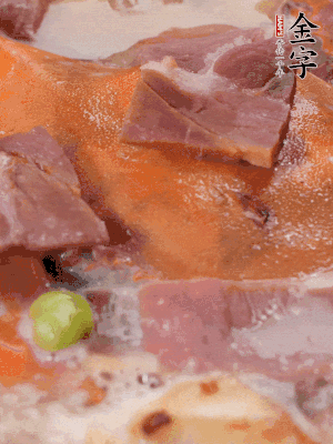 放適量料酒、清水煮到沸騰，再下蟹塊燜煮8分鐘。