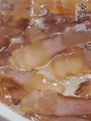油5成熱，醬油肉煸香。