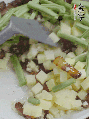 下蒜末、豆角、土豆塊翻炒。
