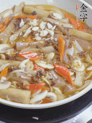 撒蒜末、香菜末。