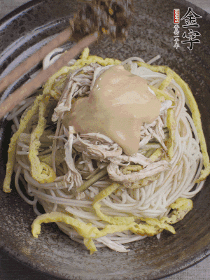 生抽1勺、醋1勺、芝麻醬1勺、金字火腿大師醬1勺。