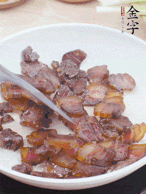 熱鍋少油，醬油肉煸出油脂，盛出。