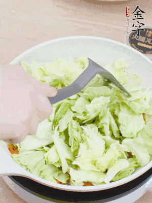 下卷心菜翻炒。