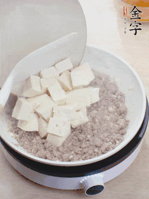 蓋蓋燉煮20分鐘后，加腐皮，撒一點(diǎn)枸杞。