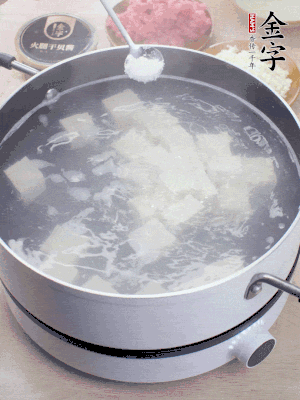 豆腐切成大小均勻正方體，鍋內(nèi)放水，加一點(diǎn)鹽焯水10秒。