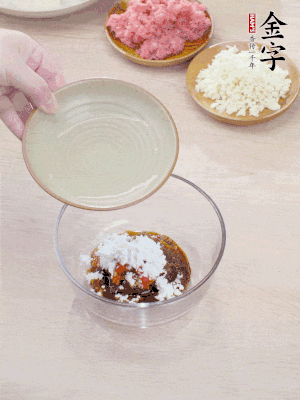 調(diào)料汁：金字火腿干貝醬2勺、剁椒1/2勺、生抽1/2勺、淀粉2勺、清水半碗。