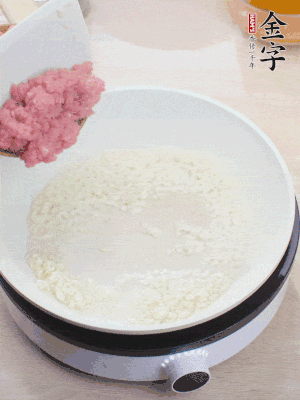鍋內(nèi)熱油，蒜泥、牛肉泥炒至酥香。