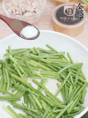 起鍋熱油，下韭菜苔炒至變色。加少許鹽。