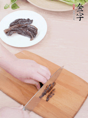 金字醬油肉下鍋煮10分鐘，切薄片。