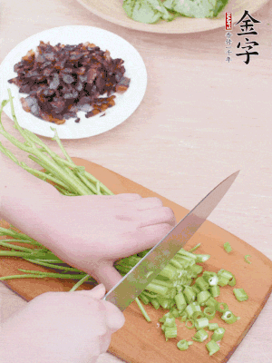空心菜摘掉葉子，菜梗切成丁。